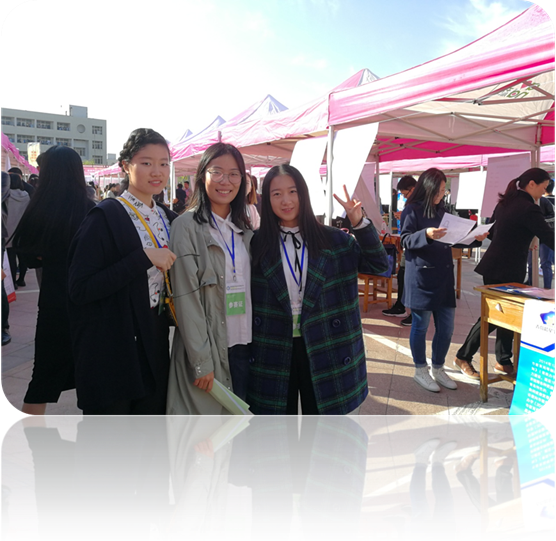 同学们在供需见面会上.jpg